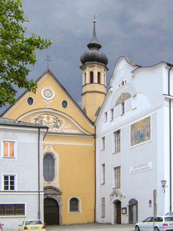 Kirche mit angrenzendem Schulgebäude