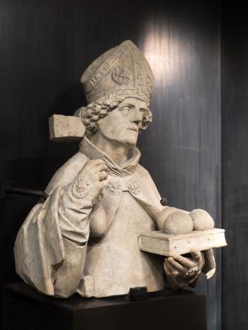 Steinskulptur Hl.Nikolaus (ehemals Haupt-Portal Stadtpfarrkirche) um 1490